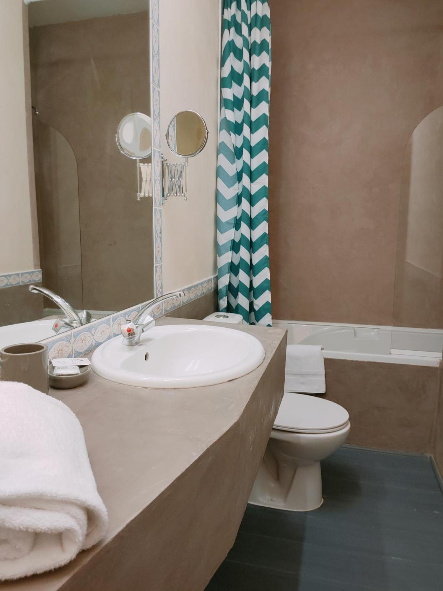 Le Royal Hotel Saint-Pol-sur-Ternoise Bagian luar foto