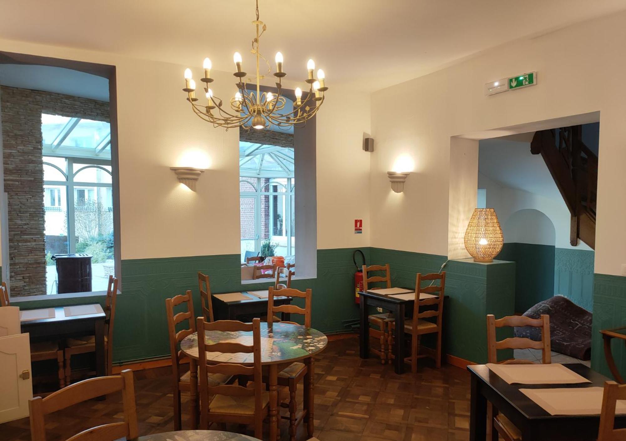 Le Royal Hotel Saint-Pol-sur-Ternoise Bagian luar foto