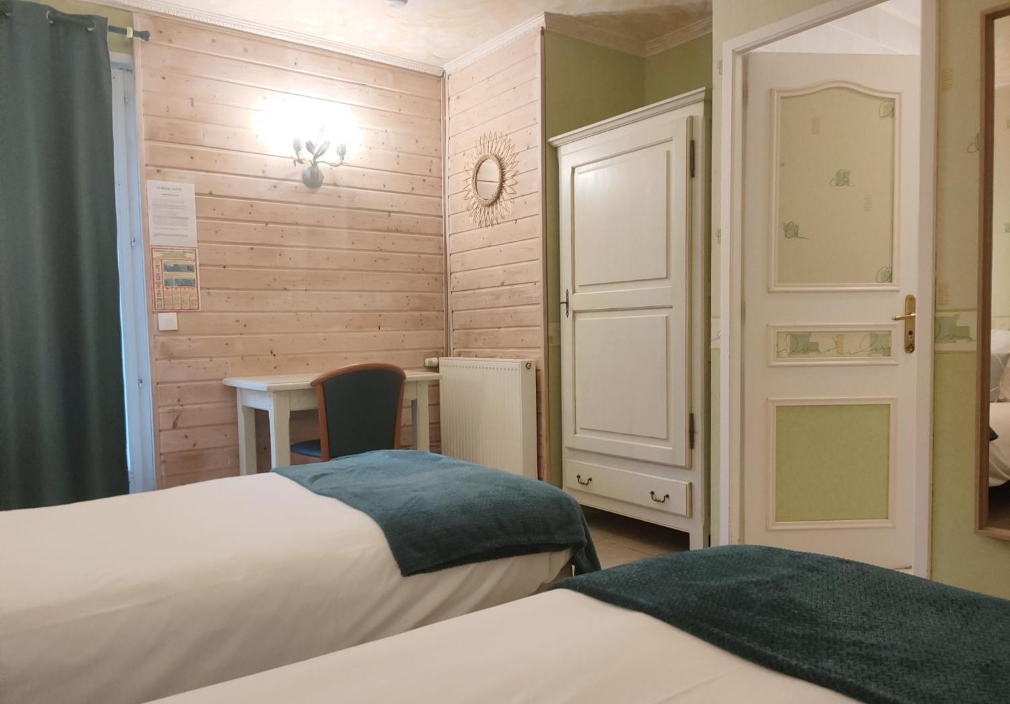 Le Royal Hotel Saint-Pol-sur-Ternoise Bagian luar foto